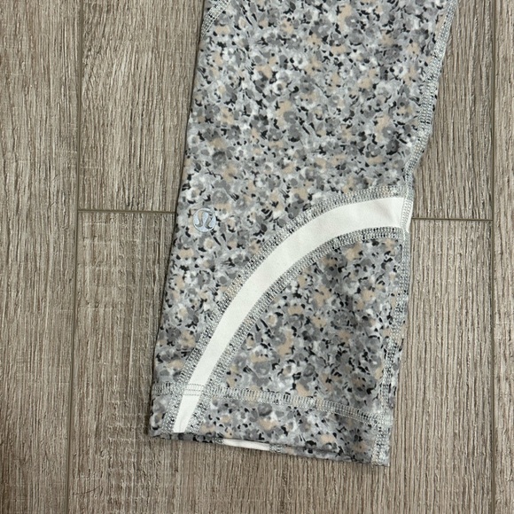 Lululemon Run: Inspire Crop II All Luxtreme 4 Petite Fleur Silver Spoon White - Picture 8 of 10